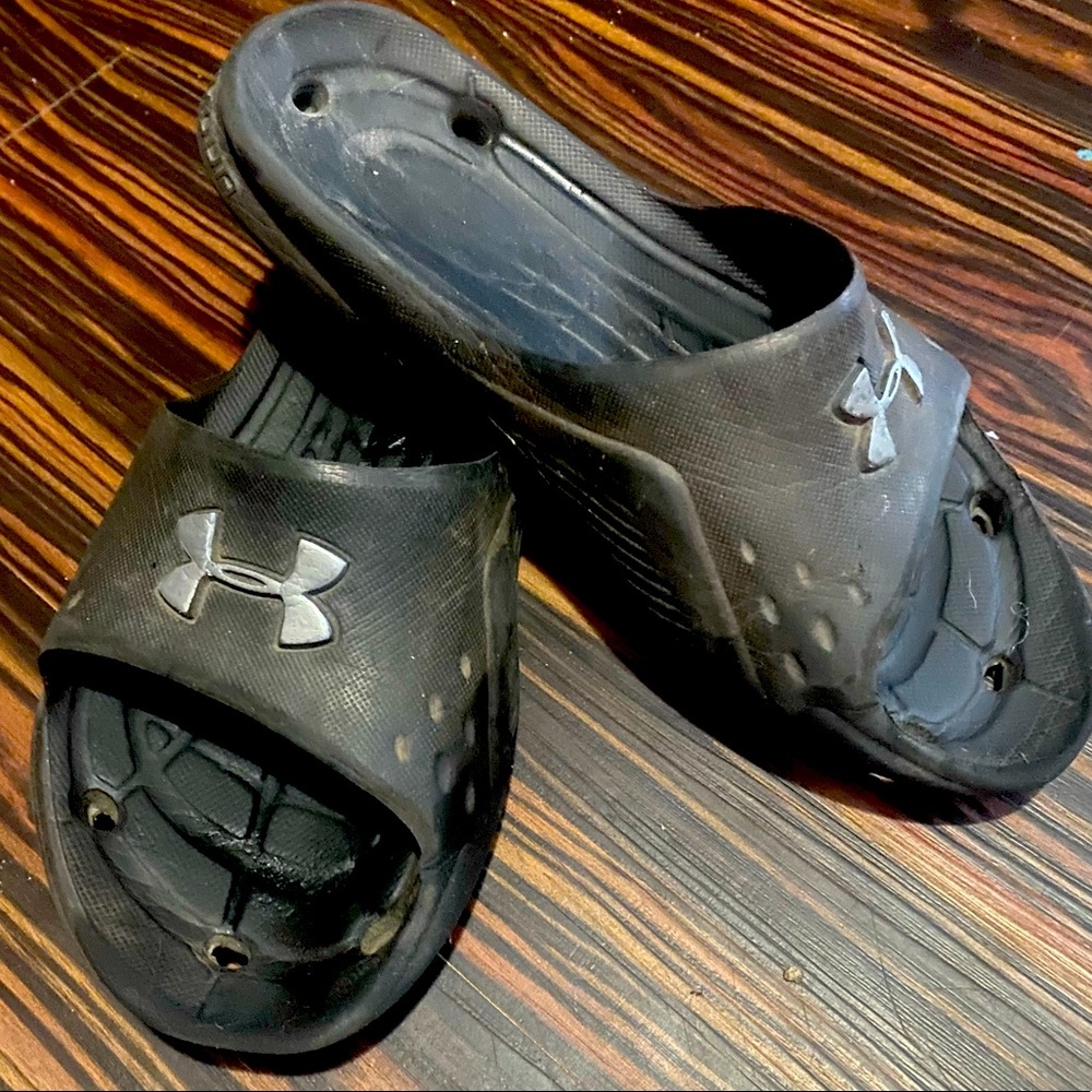 UA boys sandals size 5 - black and silver